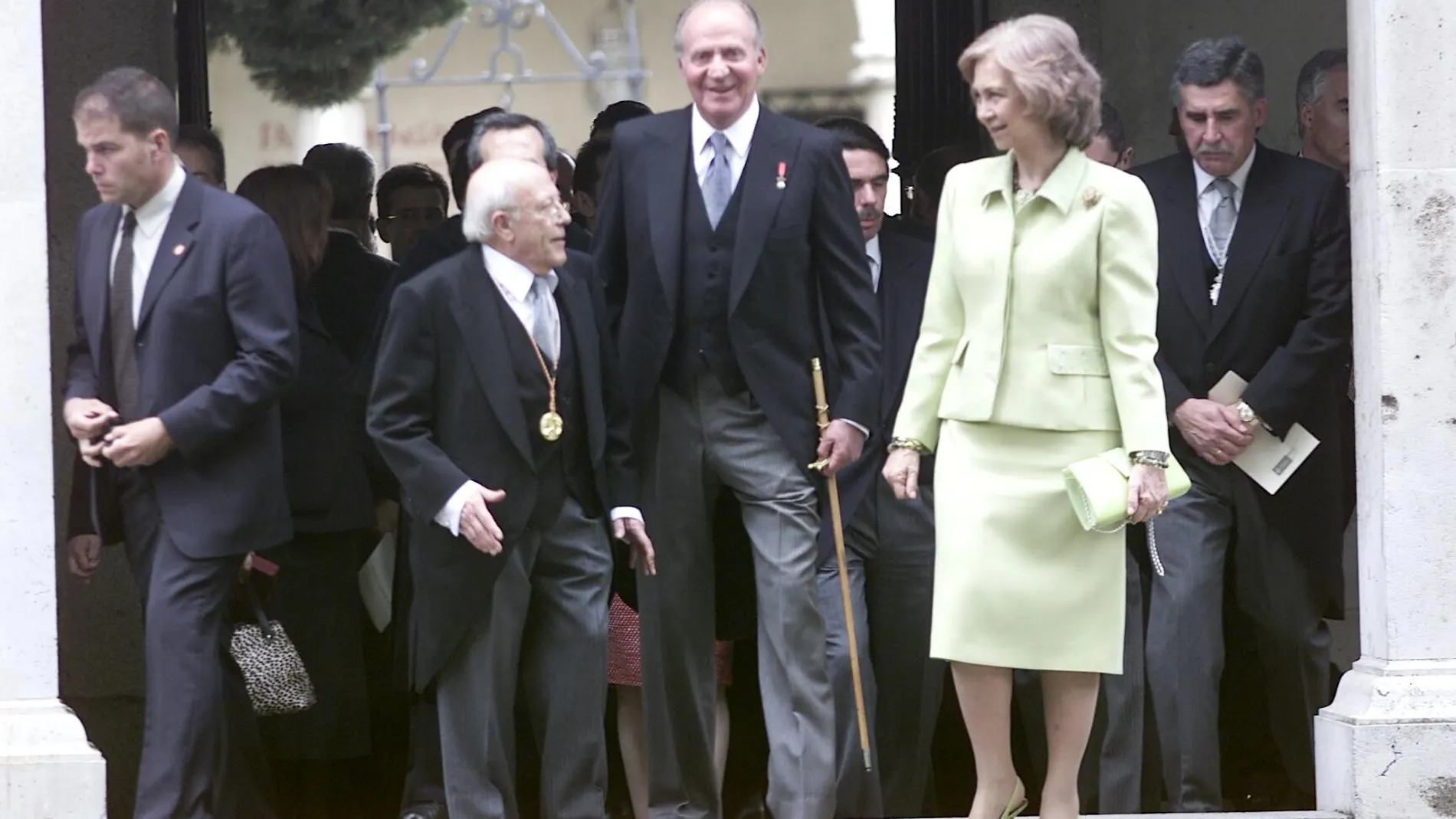 El novelista junto a Don Juan Carlos y Doña Sofía durante la entrega del Premio Cervantes