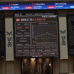 Paneles de la Bolsa de Madrid, el día en el que el Ibex 35 ha iniciado la sesión con una caída del 7, 34% aunque luego se ha ido moderando hasta el entorno del 5%. El desplome ha llevado al selectivo a situarse en los 7.760,60 enteros a las 9.01 horas, en una jornada marcada por la guerra del petróleo y el impacto económico del coronavirus. En Madrid (España),a 9 de marzo de 2020.09 MARZO 2020;ECONOMÍA;DESPLOME;VALORES;MONEDA;NIVEL;INTERNACIONAL;VIRUS;VALOR ECONÓMICOMarta Fernández Jara / Europa Press09/03/2020
