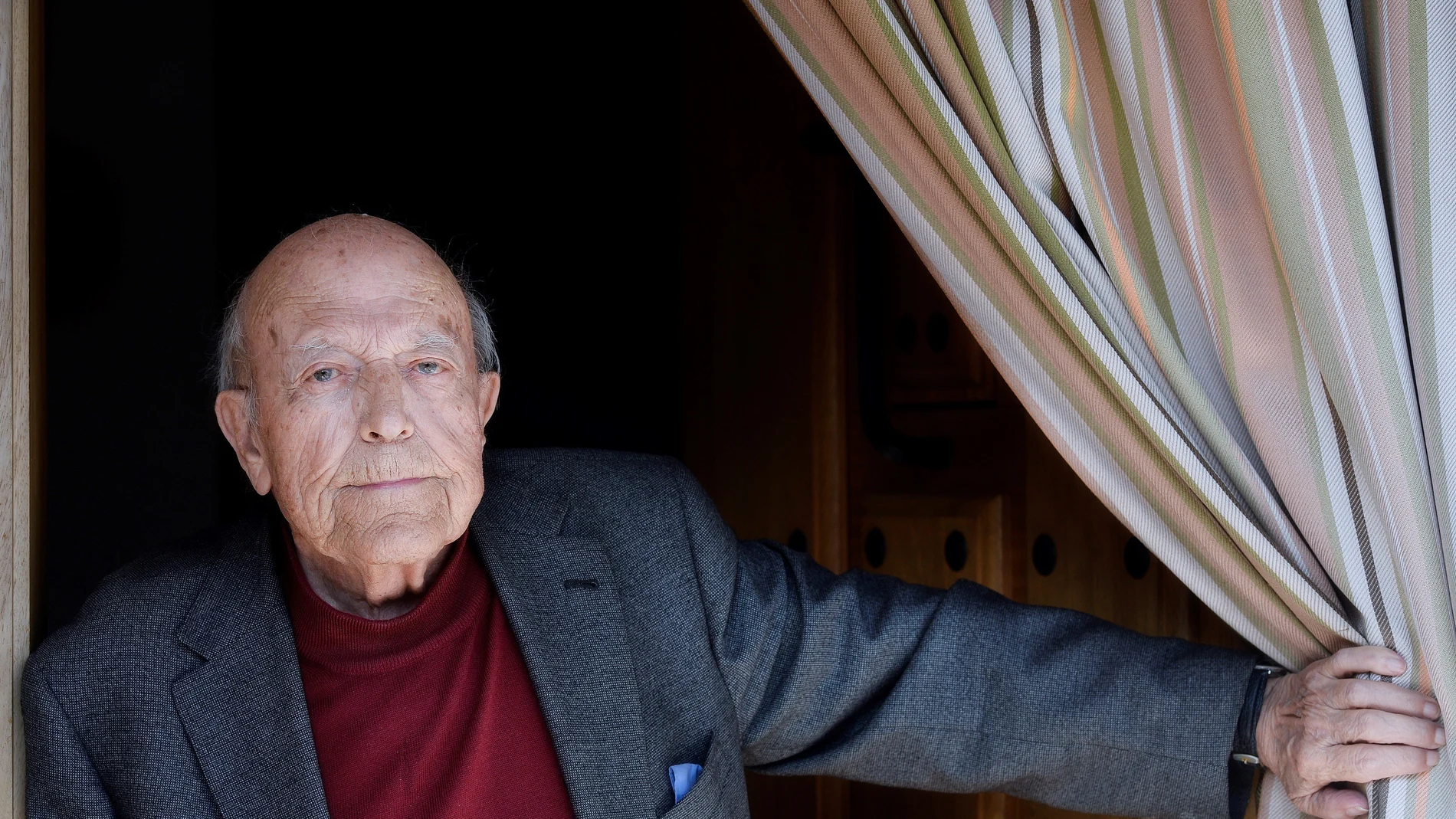 GRAF627. VALLADOLID, 03/11/2017.- El escritor José Jiménez Lozano, posa en su casa de Alcazarén (Valladolid), hoy durante una entrevista concedida a la Agencia EFE, con motivo de la entrega mañana de la medalla "pro Ecclesia et pontifice", otorgada por el Papa Francisco por su prolífica trayectoria literaria y periodística, su papel en la gestación de Las Edades del Hombre y su "ejemplaridad" como persona y como cristiano. EFE/Nacho Gallego