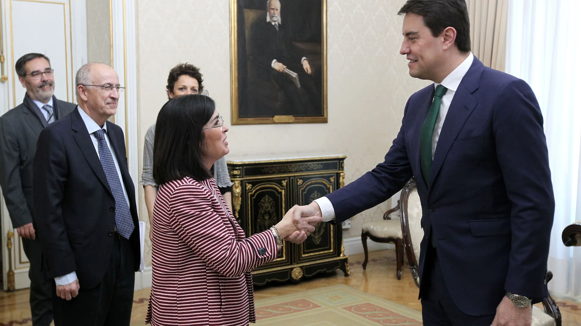 El consejero de la Presidencia, Ángel Ibáñez, saluda a la ministra de Política Territorial y Función Pública, Carolina Darias, antes del encuentro que mantuvieron en Madrid