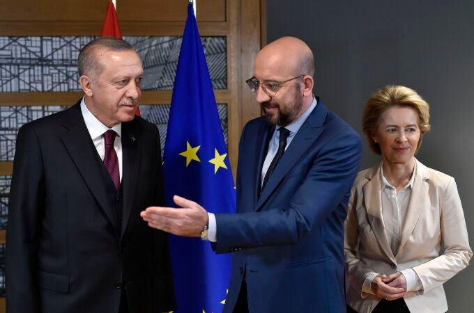 El presidente del Consejo de la UE, Charles Michel (C) y la presidenta de la Comisión Europea, Ursula von der Leyen (D), dan la bienvenida a Recep Tayyip Erdogan (L)