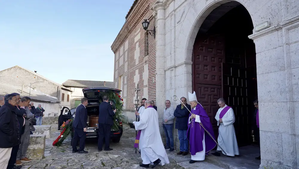 Llegada del féretro con los restos de Jiménez Lozano a la iglesia de Santiago en Alcazarén