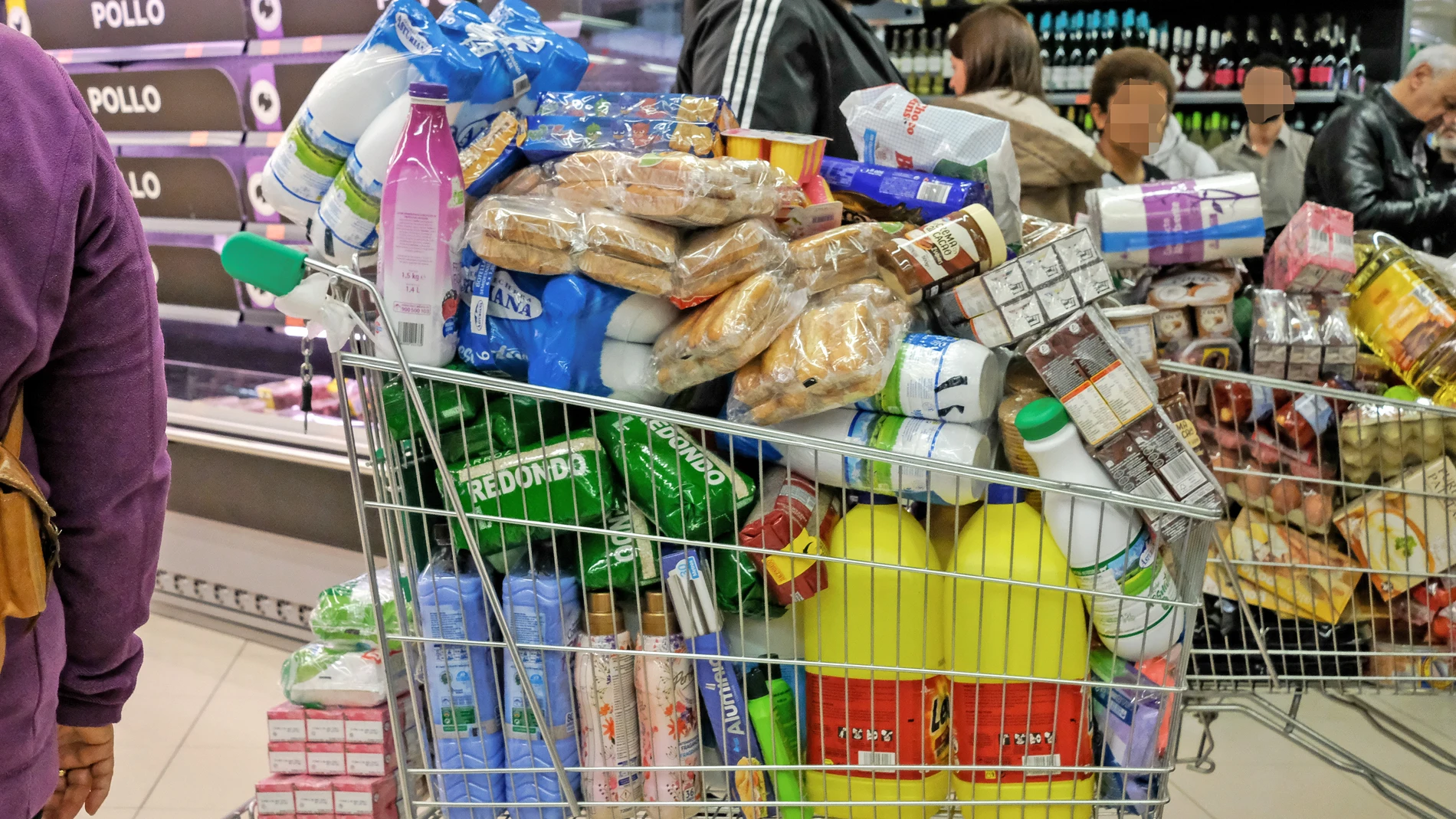 Grandes compras y largas colas en supermercados ante el avance del coronavirus