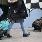 Niños acuden al colegio un día antes de que de comienzo el cierre temporal en las aulas debido al coronavirus