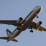 Un avión de Alitalia en el aeropuerto de Barajas