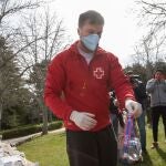 Un miembro de Cruz Roja explica las acciones de autoprotección del personal de Emergencias y Socorro de la organización con una demostración práctica de las medidas de higiene básicas frente al COVID-19