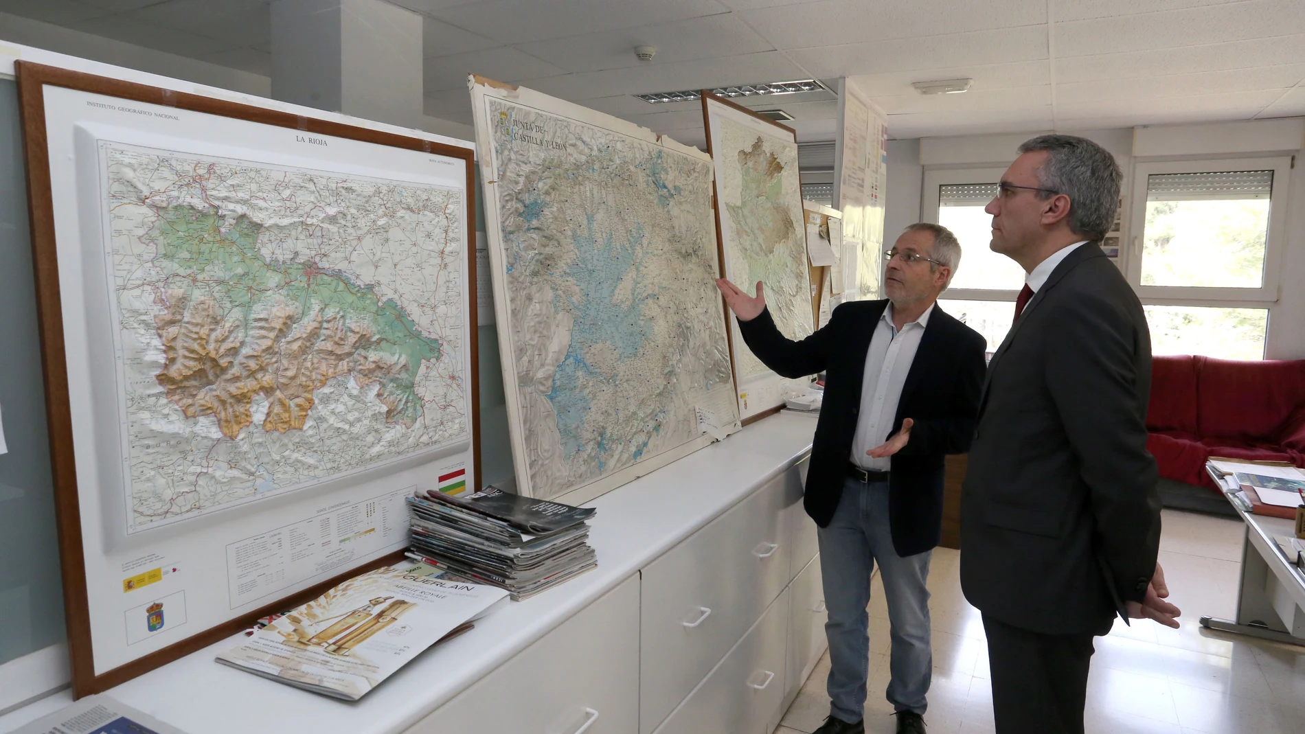 El delegado del Gobierno, Javier Izquierdo, y el de la Aemet en Castilla y León, Juan Pablo Álvarez, visitan las instalaciones autonómicas