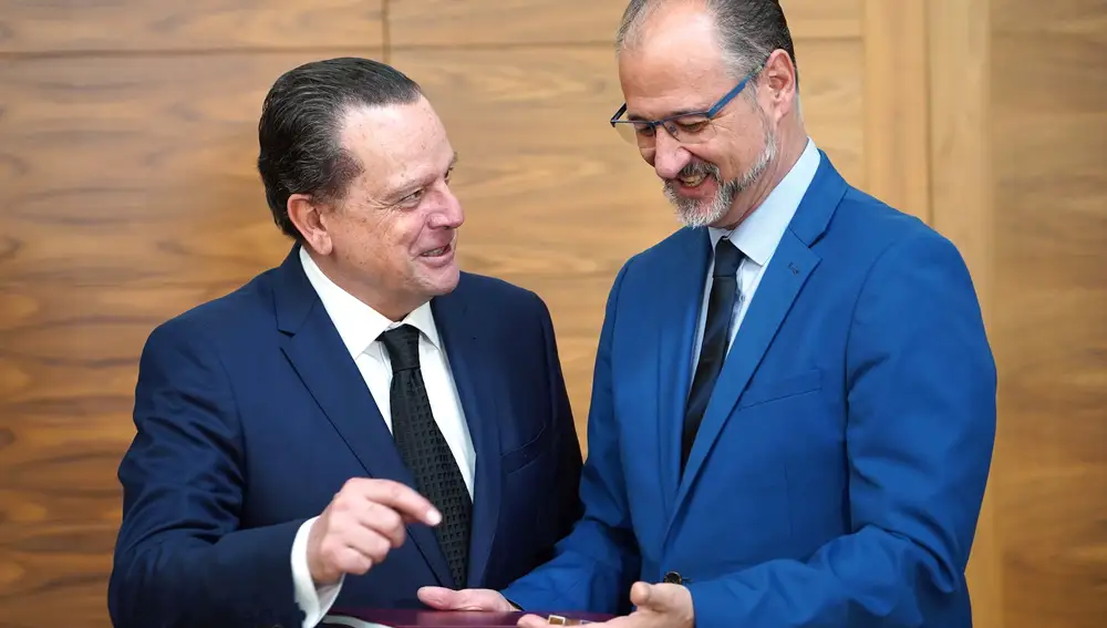 El presidente de las Cortes, Luis Fuentes, recibe la Memoria del responsable del Consejo de Cuentas de Castilla y León, Mario Amilivia