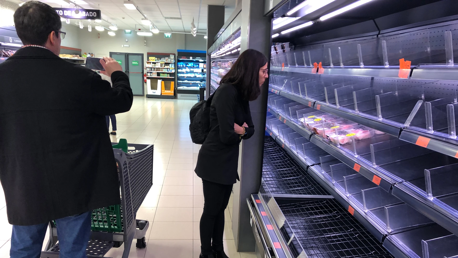 Desabastecimiento en los supermercados de Madrid tras el anuncio por parte del Ministerio de Sanidad de las nuevas medidas de contención del coronavirus para la población / Alejandro Olea