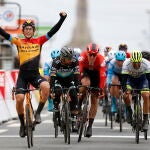 Iván García Cortina levanta los brazos al entrar vencedor en meta