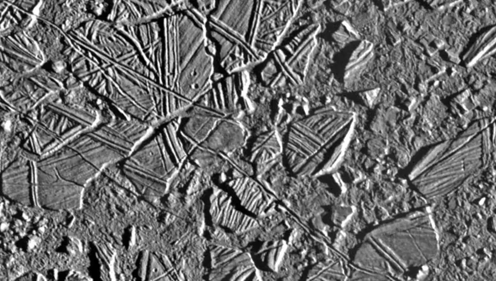 Fotografía de alta resolución de la superficie de Europa. Las placas de la imagen alcanzan los 13 kilómetros. (NASA)