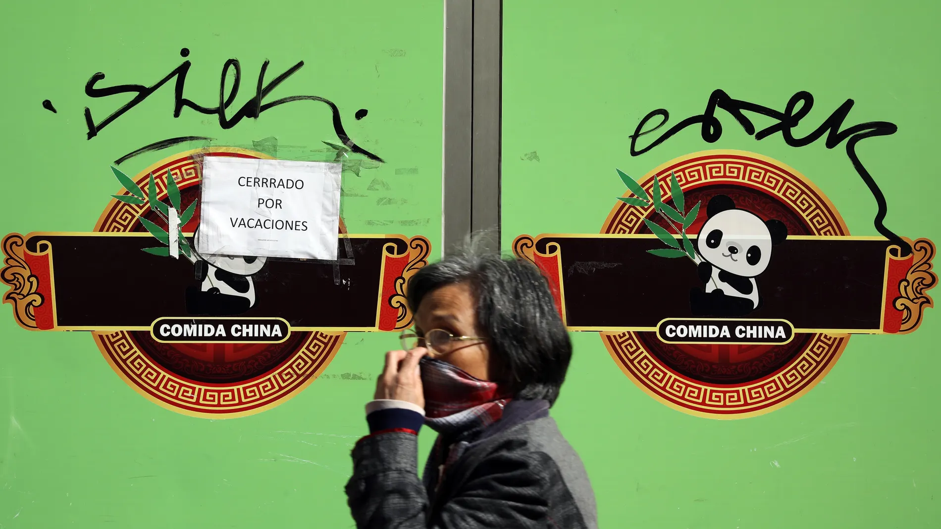 El barrio más chino de València lucha contra el "Cerrado por vacaciones"