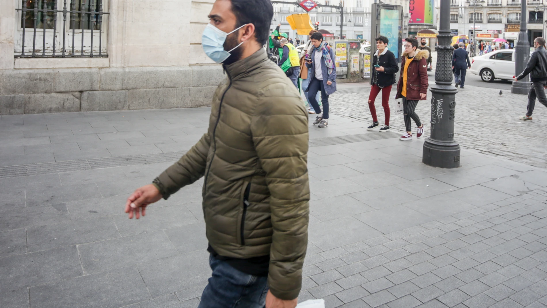 Recursos de gente con mascarillas en Madrid