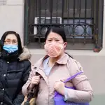 Personas con máscaras en el barrio de Chinatown en Nueva York