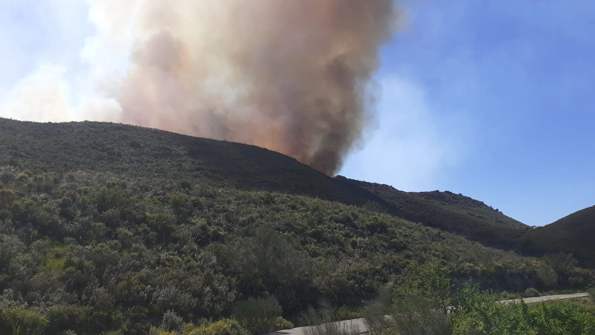 Almería.-Sucesos.-Infoca da por estabilizado el incendio en Berja y por controlado un segundo fuego en Lubrín