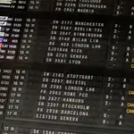 Cancelación de vuelos en un panel de información del aeropuerto internacional de Zaventem, próximo a Bruselas