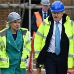 La secretaria de Estado de Sanidad, Nadine Dorries, junto al primer ministro, Boris Johnson, en un acto de campaña en diciembre/EP