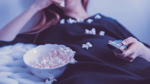 En los casos de crisis, lo mejor es hacer caso de las indicaciones de Sanidad y ponerse una película en casa.