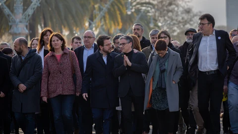 Pere Aragonès encabezó ayer la marcha hacia el TSJC para acompañar a los diputados de ERC Jové (que es miembro de la mesa de diálogo) y Salvadó, imputados por el 1-O / Europa Press