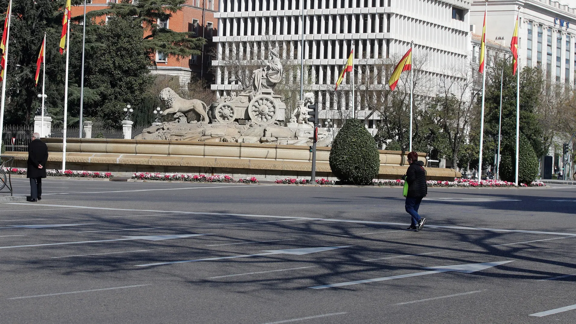 Vista de la plaza de Cibeles, en el centro de la capital, prácticamente sin tráfico