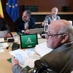 En primer término, el consejero de Salud de la Junta; al fondo el presidente andaluz, Juanma Moreno, entre otros consejeros andaluces