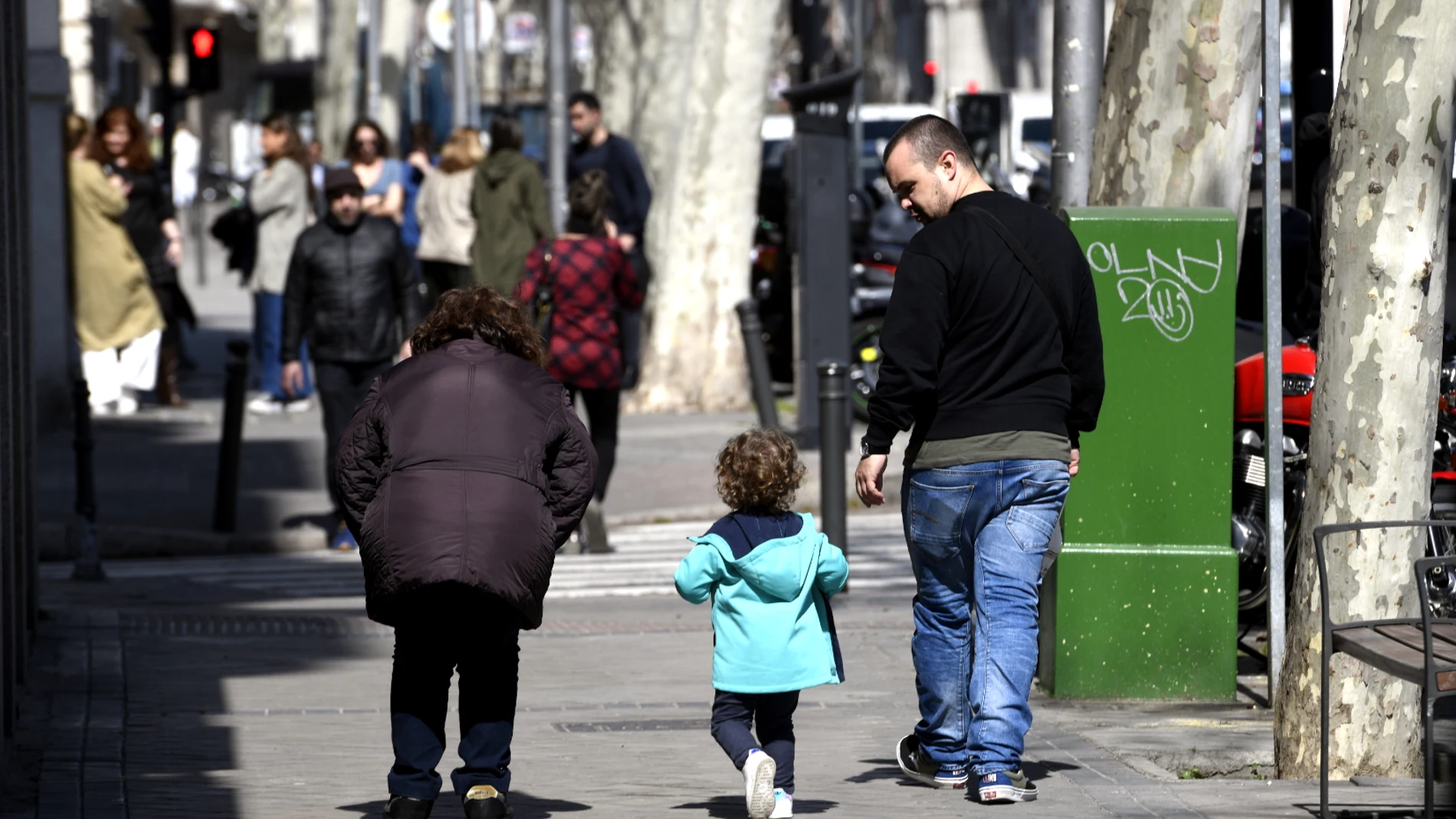 Varias familias aprovechan el primer día sin colegio por el coronavirus para pasear por el Parque del Retiro