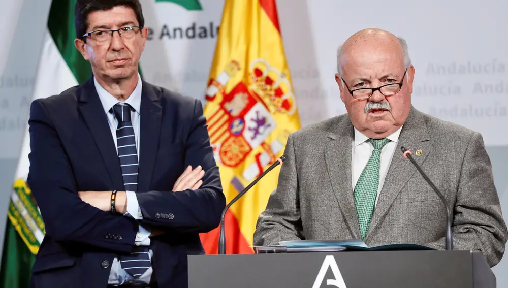 El vicepresidente de la Junta de Andalucia, Juan Marín, y el consejero de Salud, Jesús Aguirre, comparecen en rueda de prensa.