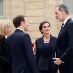 GRAF5513. PARÍS, 11/03/2020.- Los reyes de España, Felipe y Letizia, junto al presidente de la República Francesa, Emmanuel Macron y su esposa Brigitte Macron, a su llegada este miércoles al Palacio del Elíseo, donde tendrá lugar un almuerzo, antes de asistir al acto con motivo del Día Europeo de las Víctimas del Terrorismo en la plaza de Trocadero. EFE/Casa de S.M. el Rey/Francisco Gómez