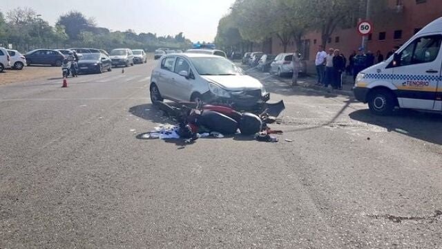 Estado en el que quedaron un coche y una moto al colisionar en Sevilla