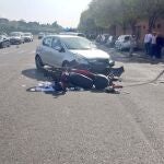 Estado en el que quedaron un coche y una moto al colisionar en Sevilla