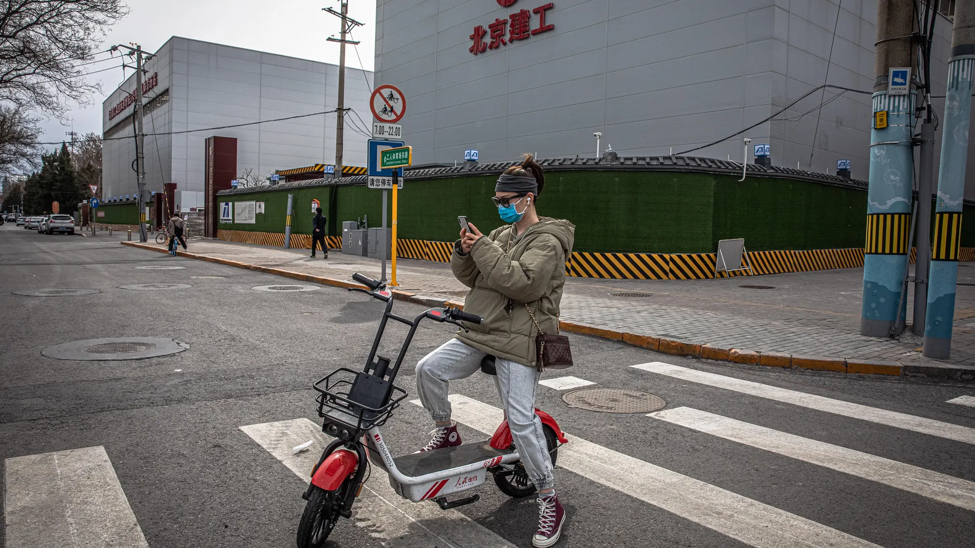 Una mujer con mascarilla este jueves en una calle de Pekín