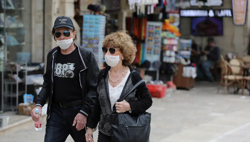 Turistas con mascarilla en la ciudad vieja de Jerusalén