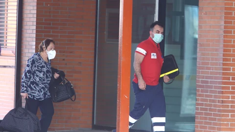 Personal sanitario y pacientes portan mascarillas a la entrada del hospital del Bierzo de Ponferrada debido al coronavirus