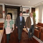 El presidente de la Junta, Alfonso Fernández Mañueco, momentos antes de su comparecencia institucional por el coronavirus, junto al vicepresidente y portavoz, Francisco Igea, y la consejera de Sanidad, Verónica Casado
