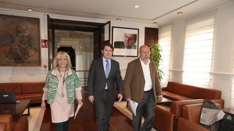El presidente de la Junta, Alfonso Fernández Mañueco, momentos antes de su comparecencia institucional por el coronavirus, junto al vicepresidente y portavoz, Francisco Igea, y la consejera de Sanidad, Verónica Casado