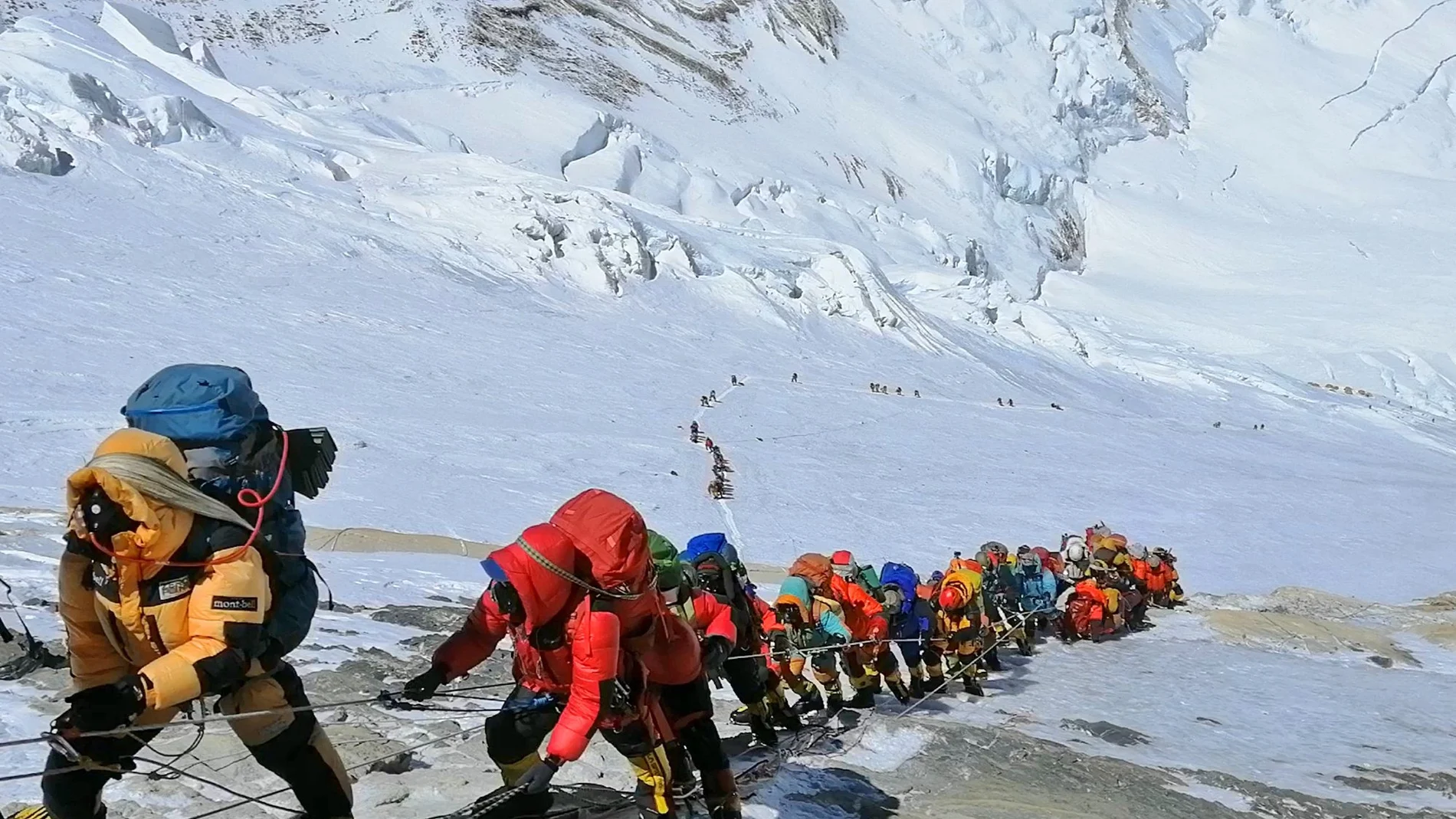 Clientes de expediciones comerciales ascienden por cuerdas fijas en dirección al campo 4 por la cara sur del Everest en 2019