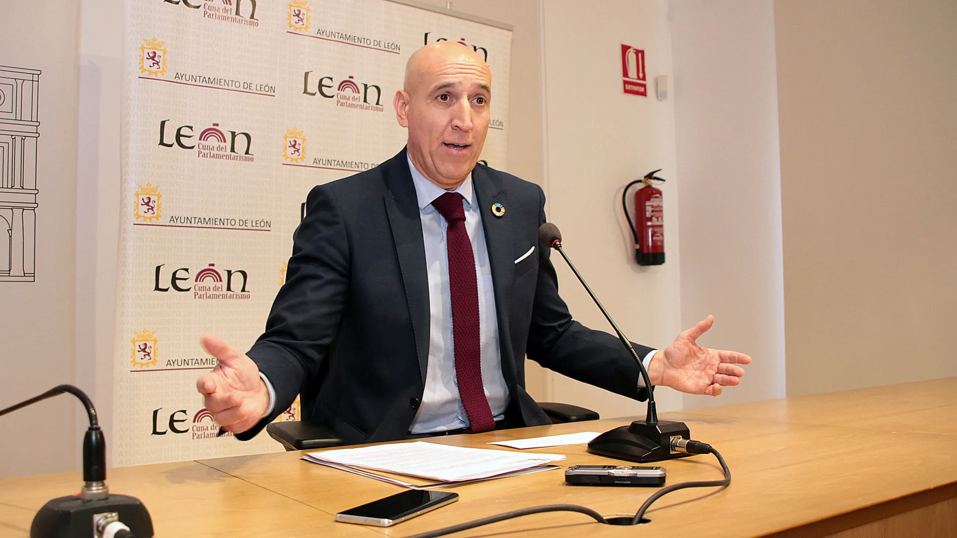 El alcalde de León, José Antonio Diez, comparece ante los medios