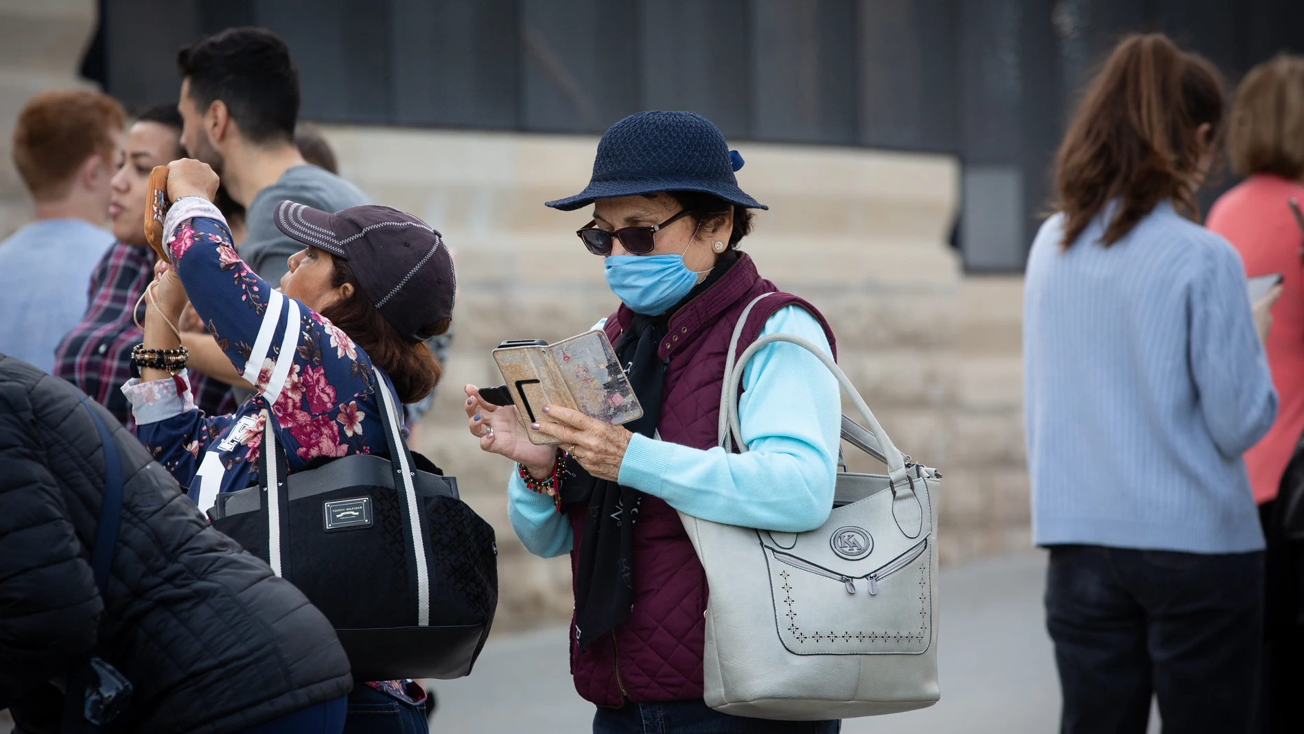Turistas caminan por el centro de Barcelona con mascarillas