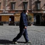 Un hombre con mascarilla camina por Roma en el tercer día de cierre total