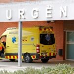 Una ambulancia ante la puerta de urgencias del Hospital de Igualada (Barcelona).