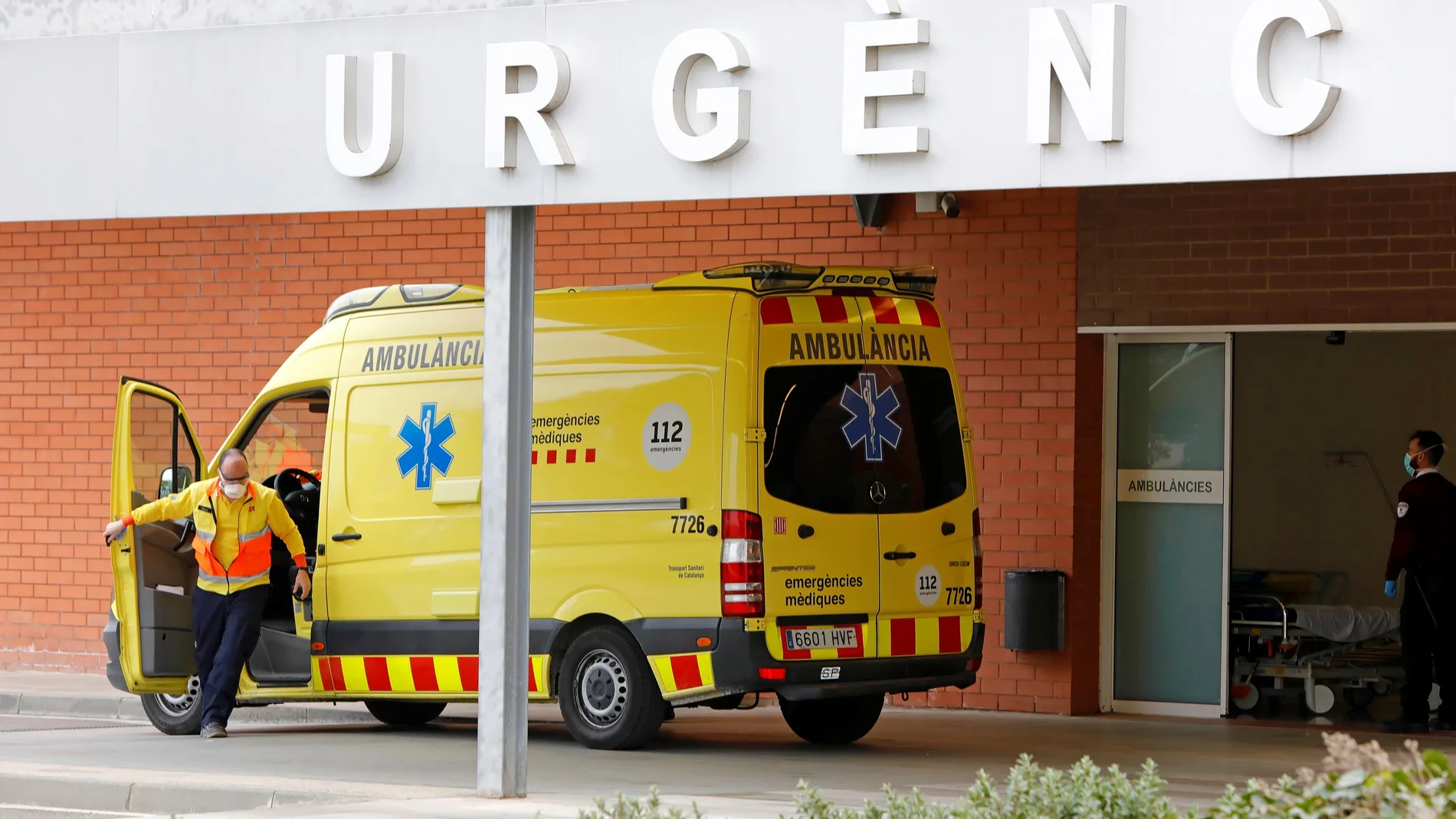 Largas colas pero ningún incidente en el perímetro policial en Igualada