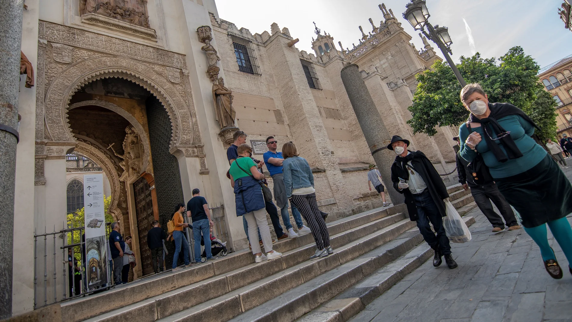 Turistas recorren con mascarilla las calles céntricas de Sevilla