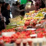 Vista general de un puesto de fruta y verdura en el mercado central de Valencia