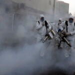 Los bomberos han comenzado a desinfectar las calles de Teherán en un esfuerzo por contener la pandemia