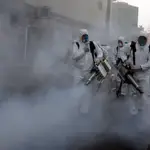Los bomberos han comenzado a desinfectar las calles de Teherán en un esfuerzo por contener la pandemia