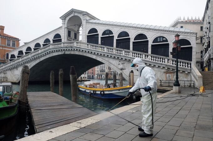 Venecia, Italia. Un trabajador sanitario desinfectado los alrededores del puente Rialto en una imagen reciente.