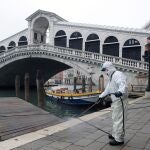 Venecia, Italia. Un trabajador sanitario desinfectado los alrededores del puente Rialto en una imagen reciente.