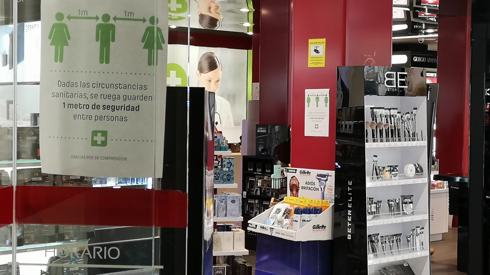 Los comercios que no cierran en Valladolid recomiendan a sus clientes guardar la distancia de seguridad