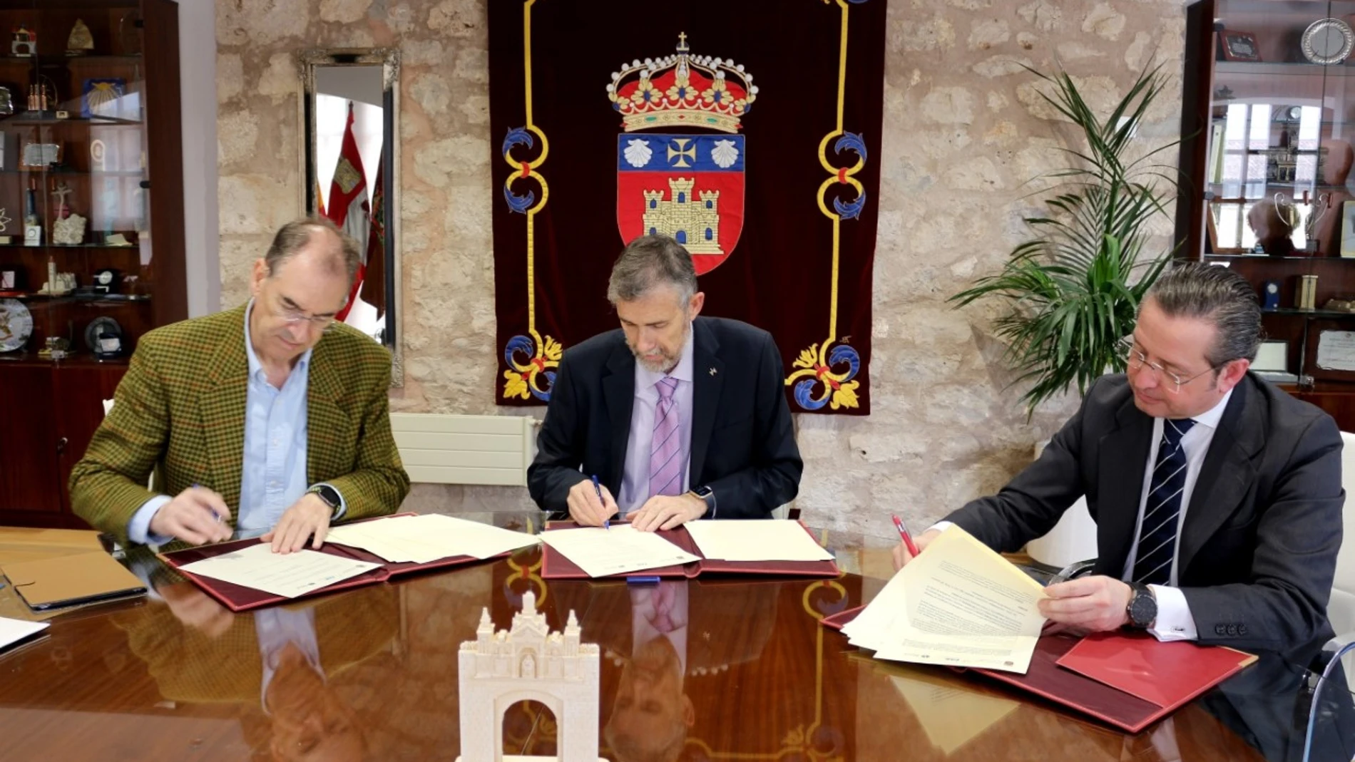 Firma del convenio de colaboración entre la UBU, FAE y Secot
