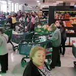 Decenas de personas hacen cola ante las cajas de un supermercado en Murcia a primera hora de la mañana de hoy